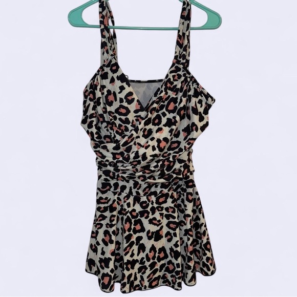 Chic Leopard Print One Piece Swimsuit - Picture 1 of 3